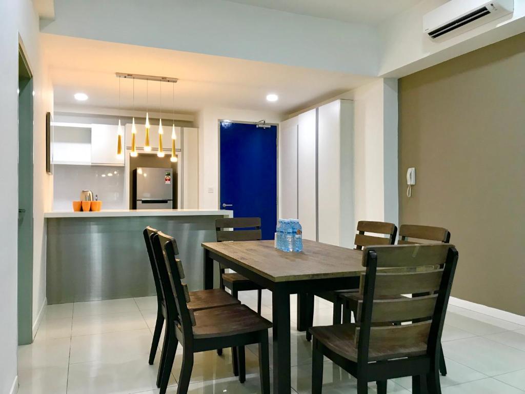 68m2 2 slaapkamer, 1 privé badkamer Appartement in Centraal zakendistrict (Sunset Seaview Vacation Condos @ Infinity Avenue)