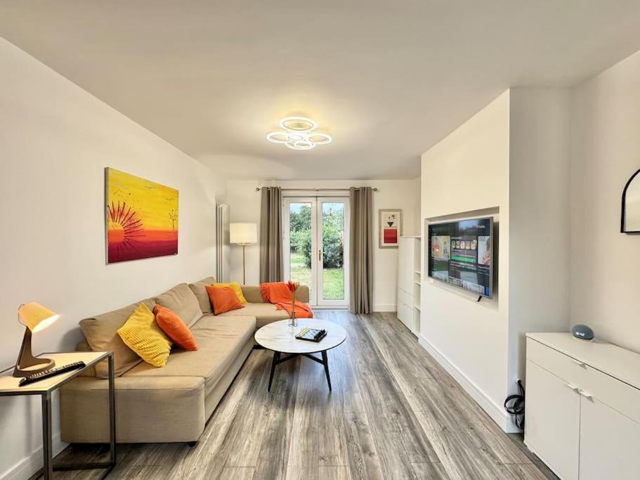 Modern 3 Bedroom Home - Free Driveway Parking - 6 Guests - Upstairs Bathroom and Downstairs WC, Armthorpe