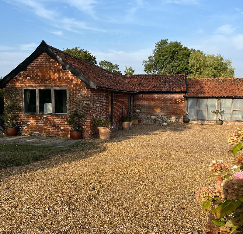 Oak Grange Holiday Cottage, Hoxne - pet-friendly stay