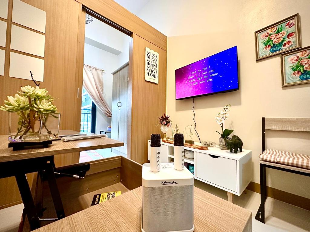 Luxury Condo with balcony on amenity floor, easy access to pool, Sky Garden, Working Lounge and Gym in Makati 7F, Manila