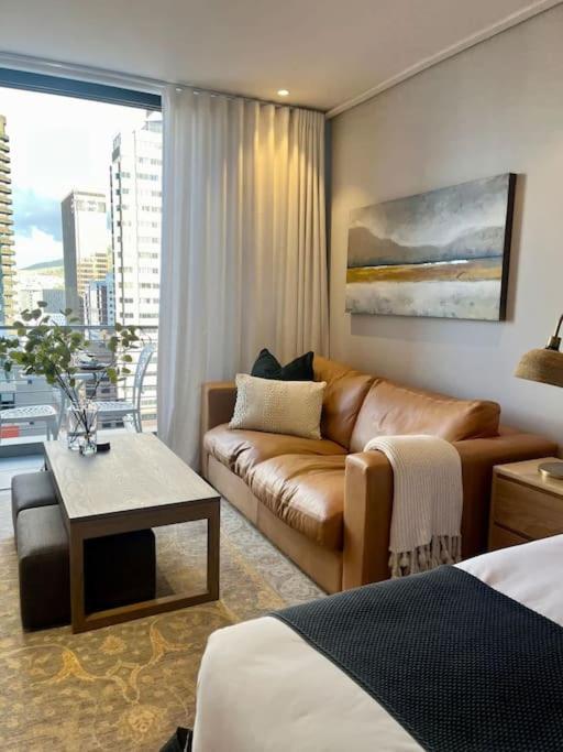 17th Floor 16onBree Apt with balcony and rooftop pool, Kapské Město