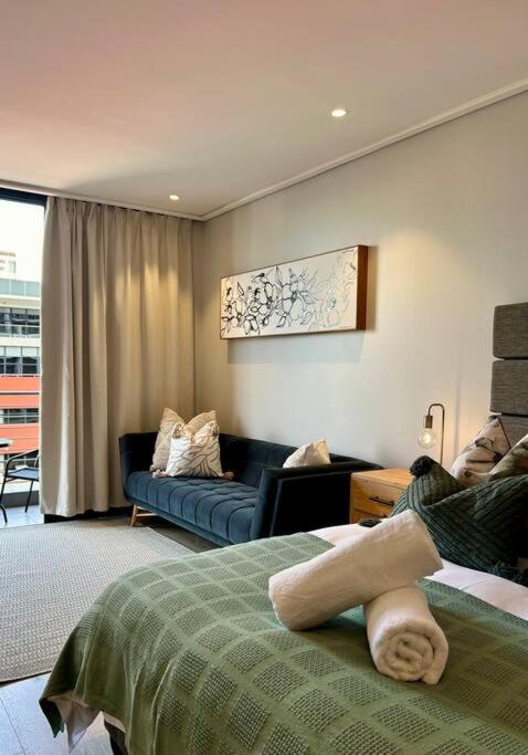 Modern 14th floor Apt with Balcony & Mountain Views at 16onBree, Cape Town