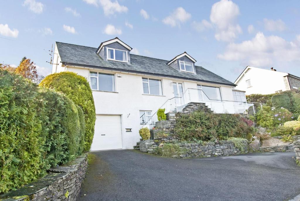 Hilltop, Coniston spacious bungalow with incredible views, Coniston