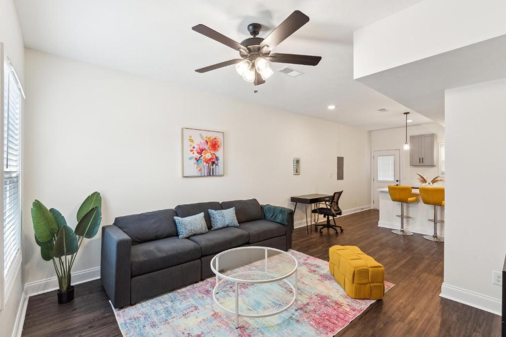 Alto Q8 I Luxurious & Spacious I Free Parking, Clarksville