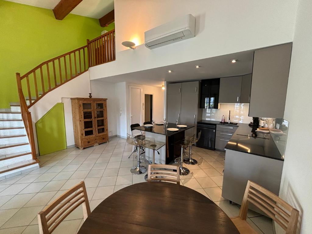 Superbe duplex tout équipé, climatisation, terrasse et barbecue - 2