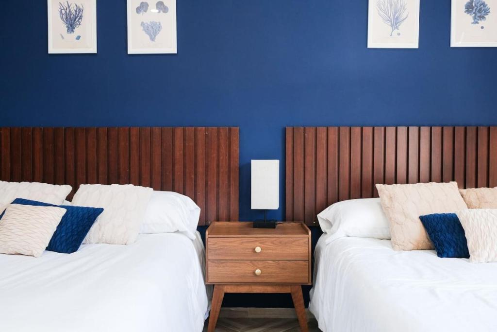 King Bed Retreat Parking Ideal Workspace - 1