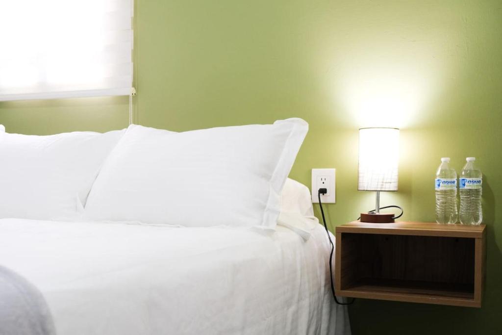 Central and Comfortable 2BR1BA Work Here - 4