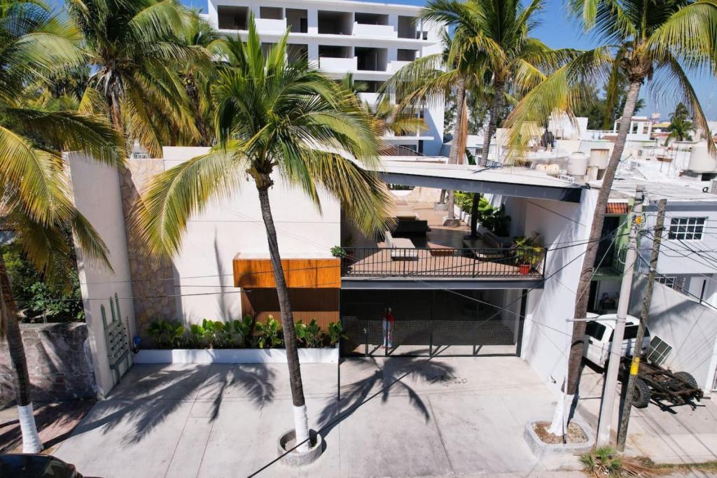 Relaxed Centrally Located 2BR 1BA Ideal Workspace - 2