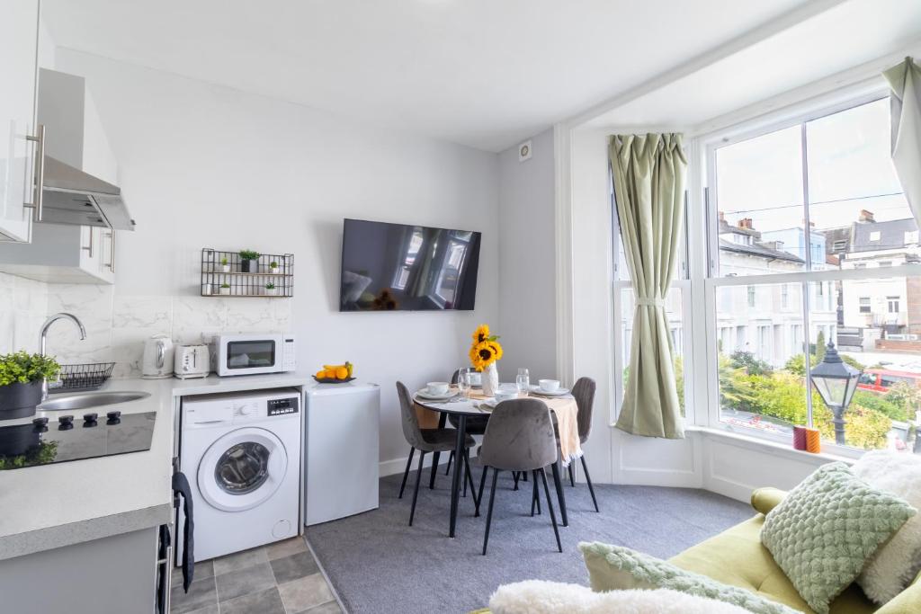 Open Mind Property - Cosy Apartment with 2 Beds, Портсмут