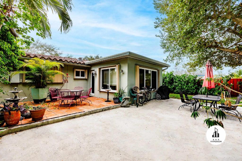 Uhost AI - Updated 1B1B Hideaway - Sleeps 3, Hollywood