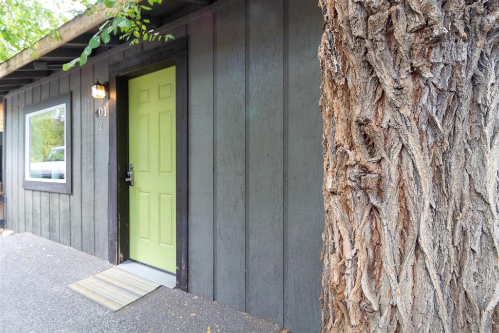 Bluebird Day - Lava Hideaway, Bend