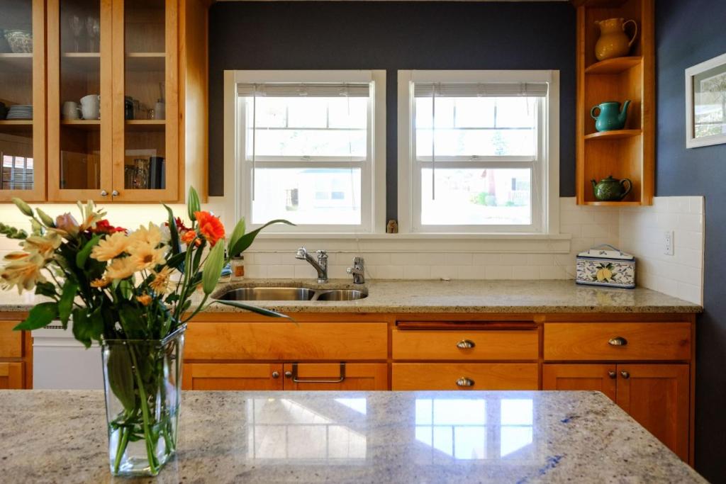 Bluebird Day - Riverside Cottage, Bend