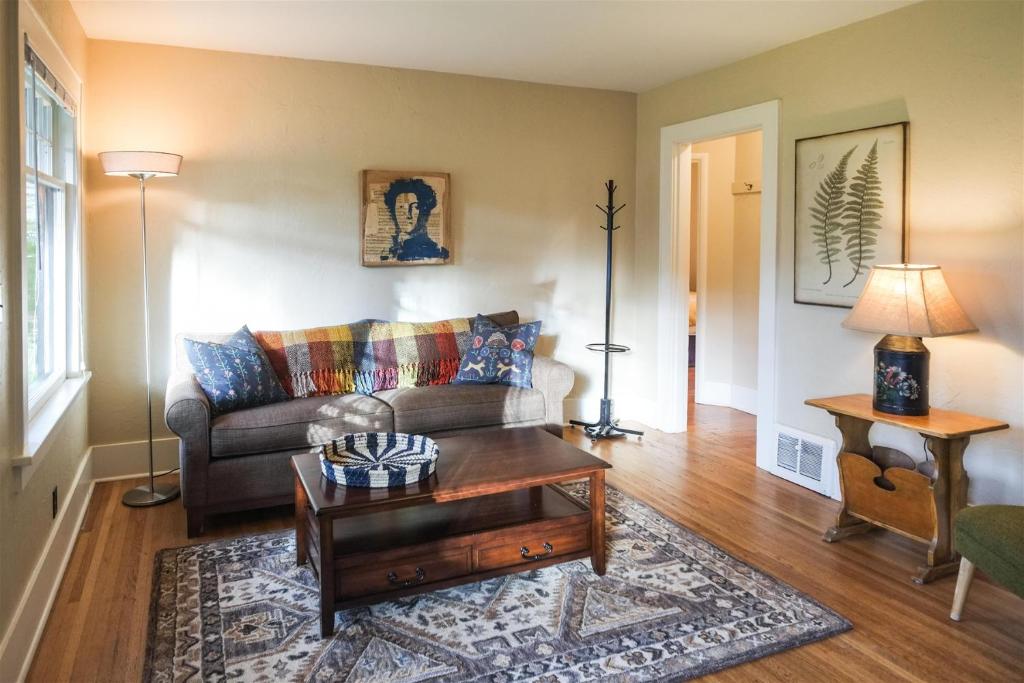 Bluebird Day - Sunny Pine Cottage, Bend