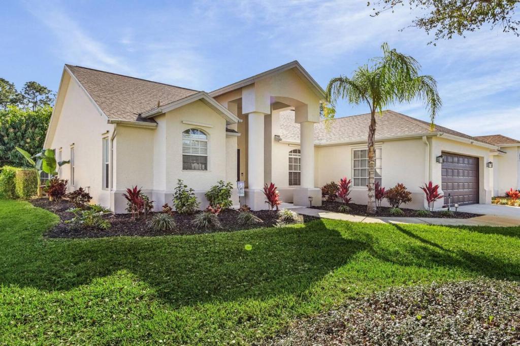 Serene Pool Home in Gated Community-Naples, Naples