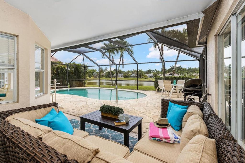 Lazy days and lake views. Beautiful Naples pool home, Naples
