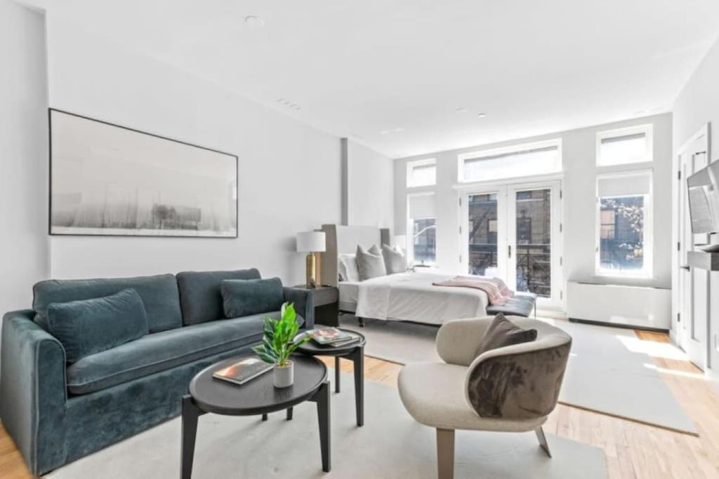 Luxe Studio w Juliet Balcony in Upper East, New York