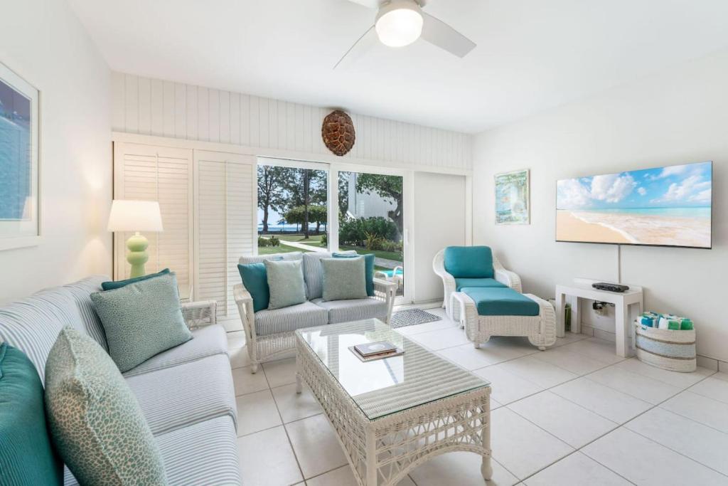 Beachfront Condo next to Ritz, West Bay