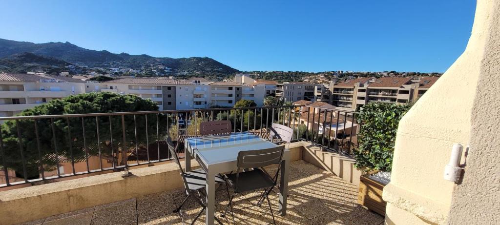 Magnifique T1bis dans CALVI centre avec Parking - 3