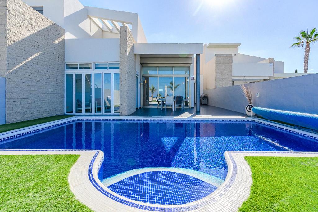 Villa Elisabetta, Luxury Villa with Heated Pool Ocean View in Adeje, Tenerife - 3