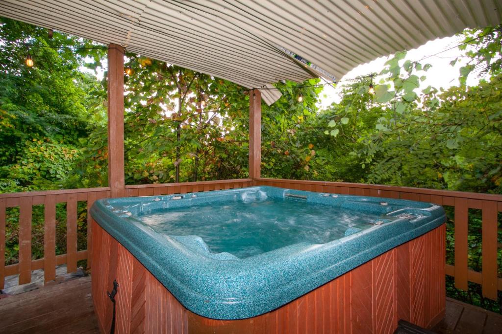 RidgeView - Games, Hot Tub Fireplace & Pool!, Gatlinburg