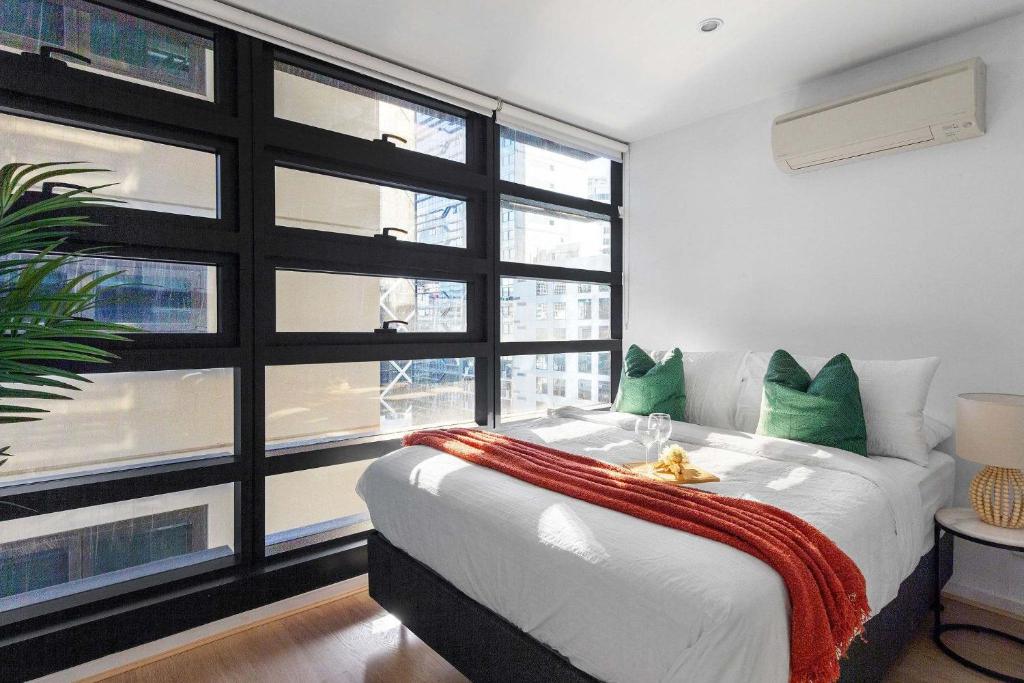 2BR Apt Next to Melbourne Central with City Views, Melbourne
