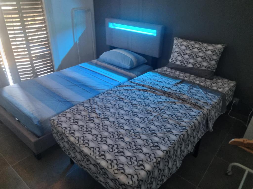 Chambre privative rénové 2024, climatisation, tramway sur place , 12 min centre, 16 min plage, aperçu latéral mer, 2 wc avec 2 salle de bain, private room renovated 2024, air-conditioned , tram on spot, 2 toilets and 2 bathrooms - 4