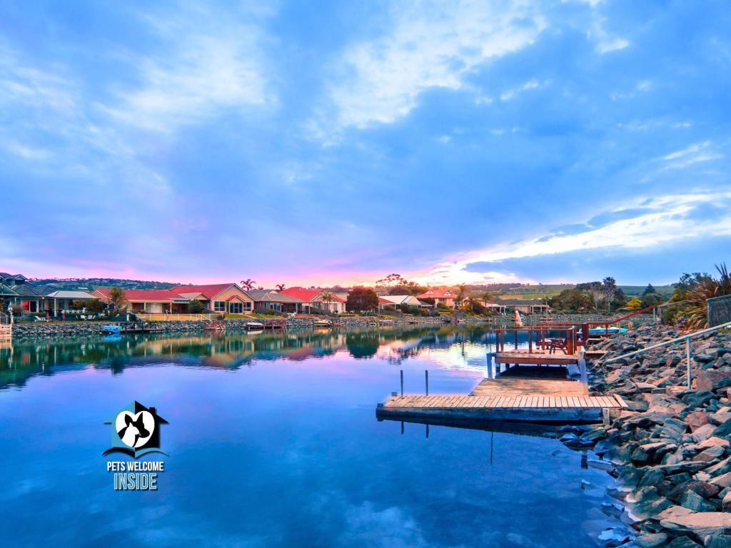 Stylish 3BR Lake - front House, Encounter Bay