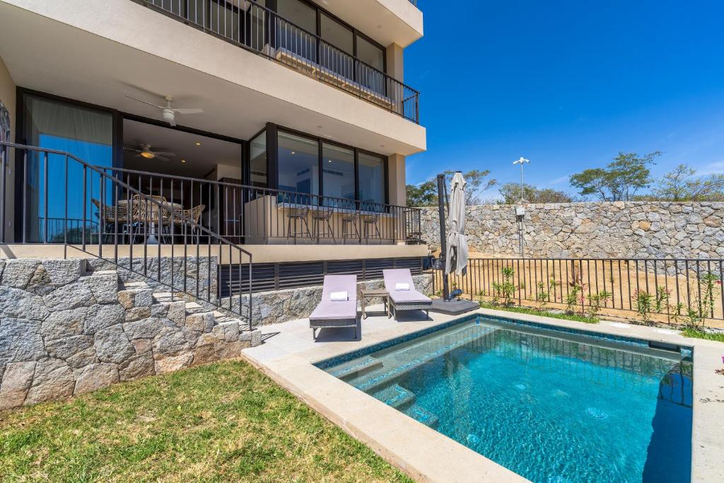 Private and heated POOL with ARCH VIEW new condo!, El Pueblito