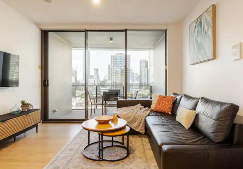 Spectacular views, king bd plus single bed & parking, Brisbane