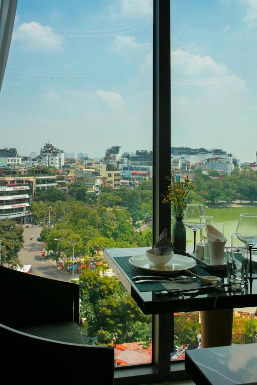 Le Premier Hotel & Rooftop Bar