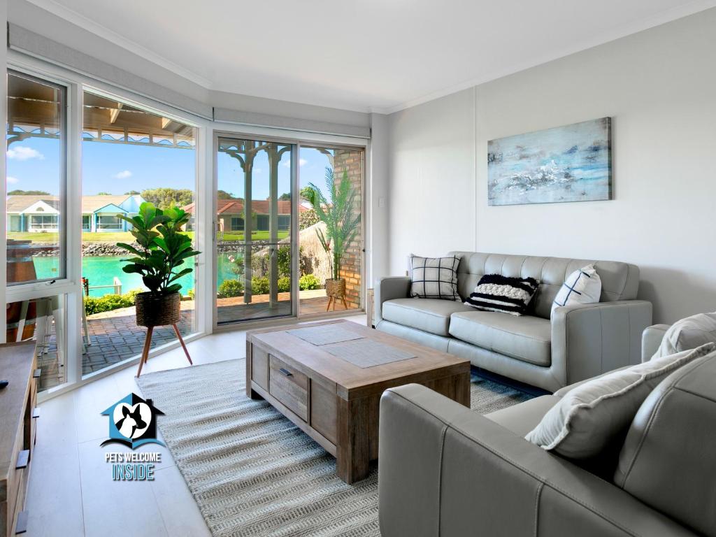 Beautiful Lake Views with Pontoon, Encounter Bay