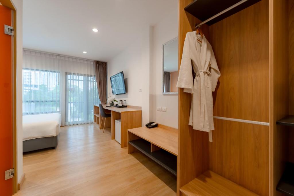 Hotel Room 4