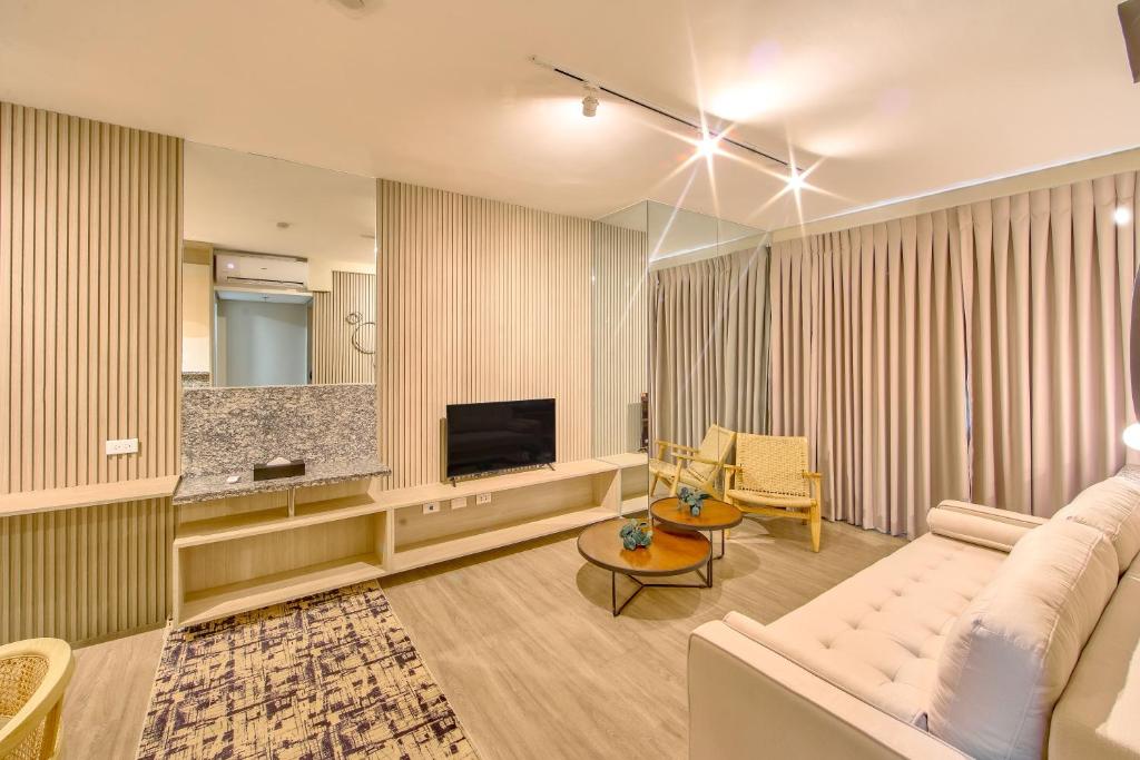 Shared lounge/TV area