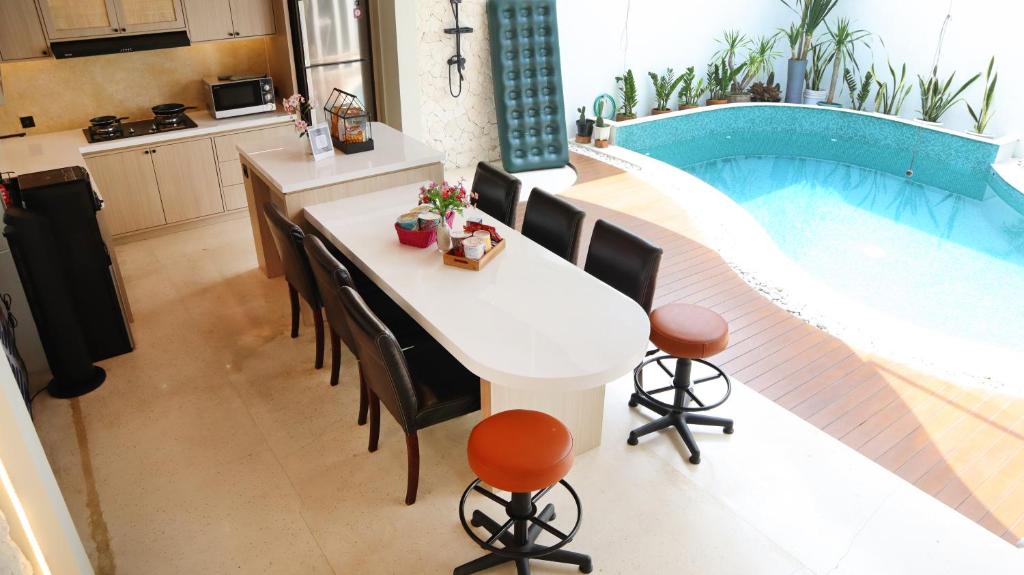 Casa de Jingga &#8211; KBP with Aesthetic Pool, Fun for Family &#038; Friends, Near Whoosh High Speed Train