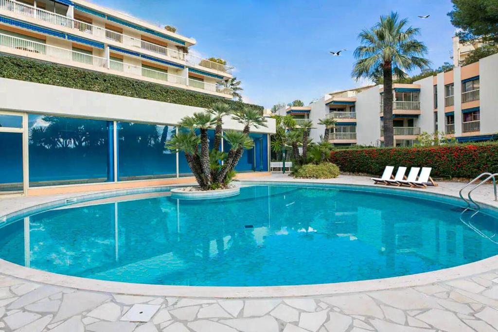 RARE! 2-Br with Pools Beach Access Private Parking - 2