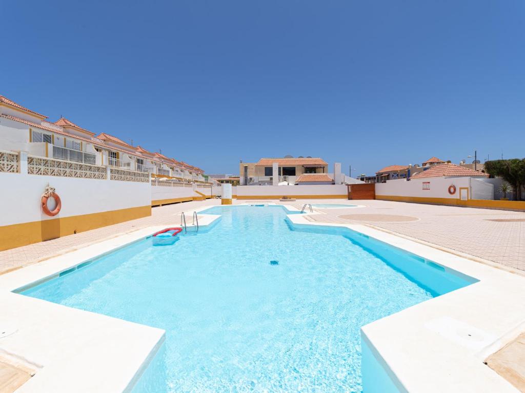 Apto con piscina en la zona de Castillo - 2