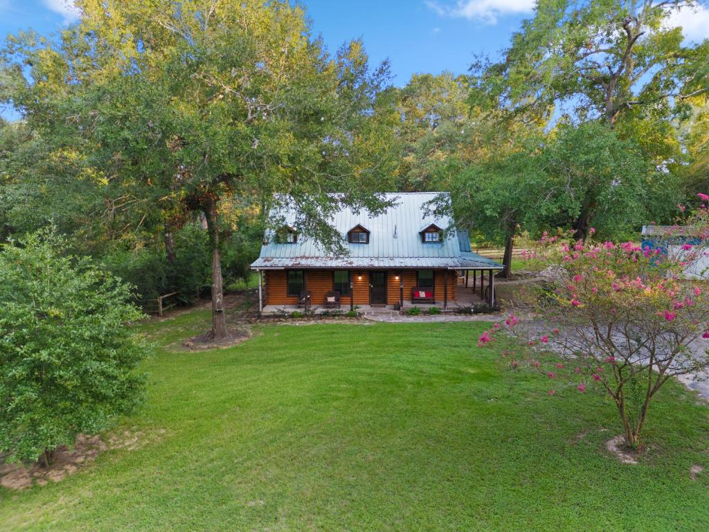 Lovely log home, w/Hot Tub, AC, trails on 4.3 acres, Montgomery