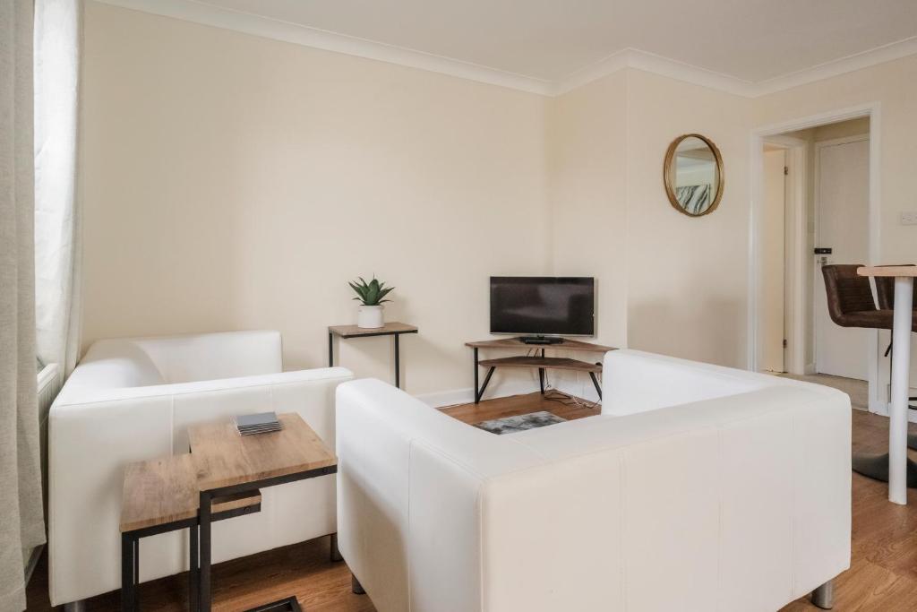 Ely Stays Flat 1, Ely