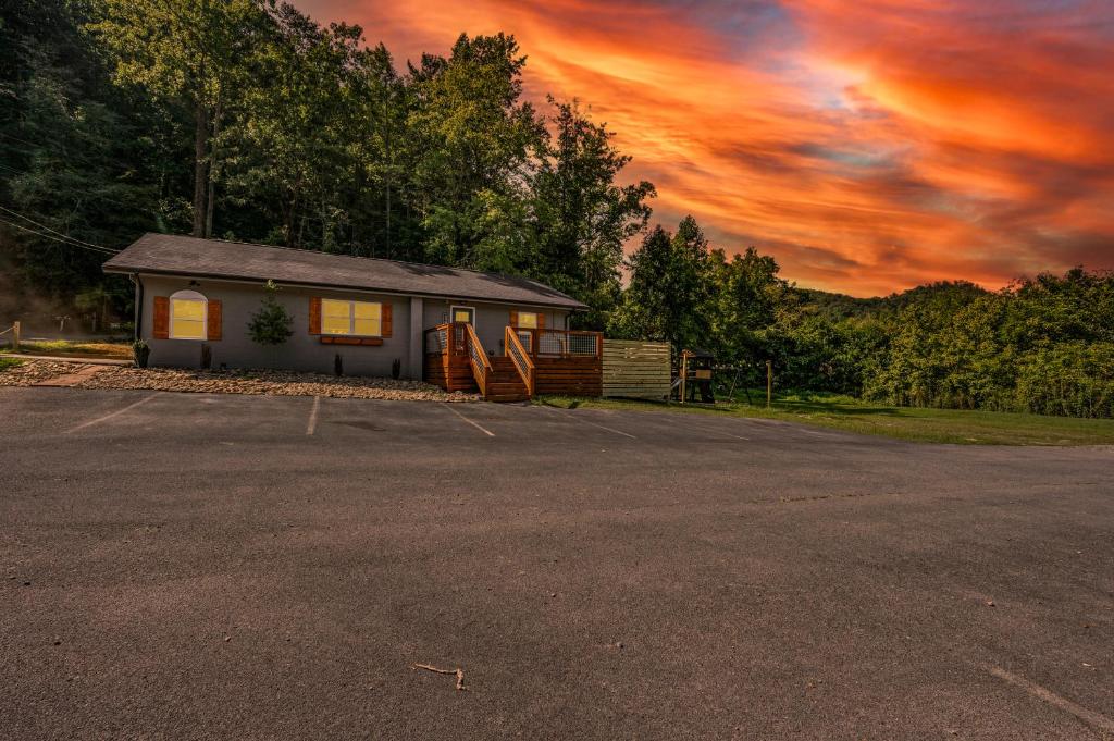 Central Location, Hot Tub, Theater, Grill, EZ Roads, Pigeon Forge