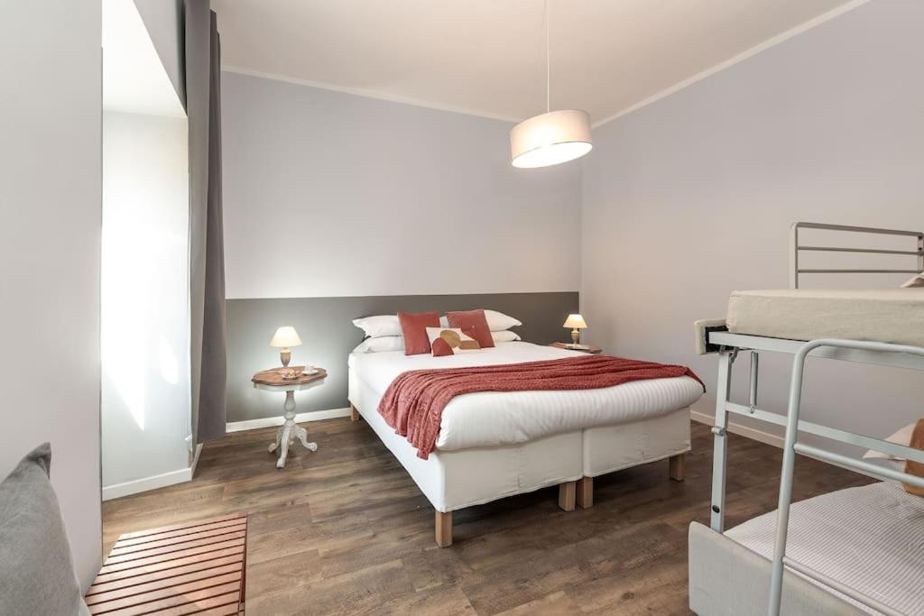 Big Flat in the Heart of Trastevere 4 bedrooms 3 bath, Roma