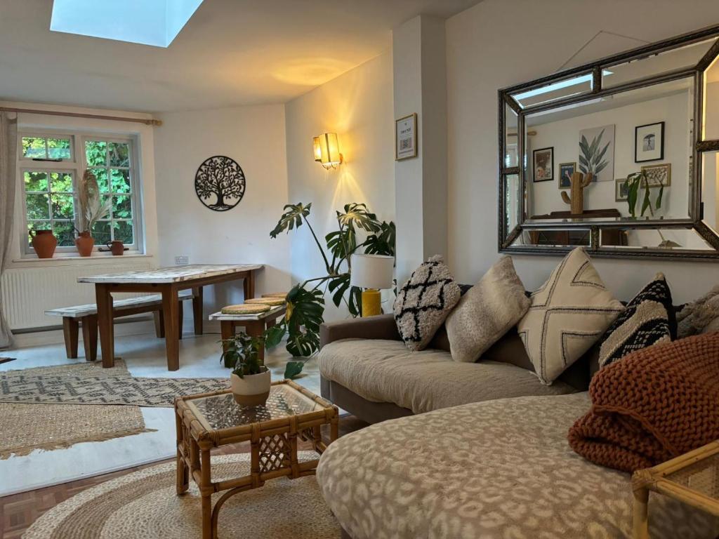 Picturesque Cottage in Oving- cosy pub & beaches, Oving