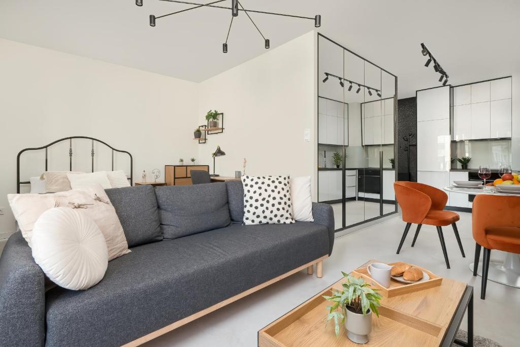 Luksusowe Studio w Łodzi z Biurkiem, Balkonem i Klimatyzatorem by Renters Prestige, Lodž