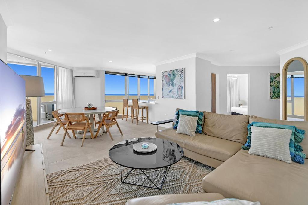 Breathtaking Ocean View & Beachside 3 Bedrooms Apartment, Gold Coast