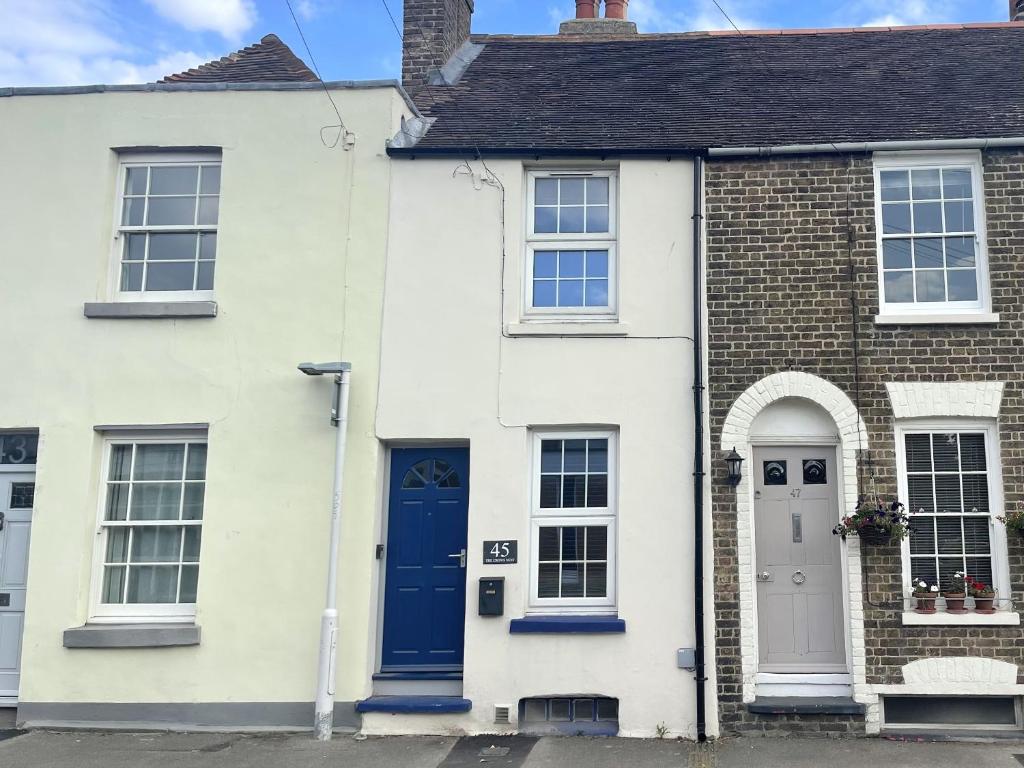 The Crow's Nest, Deal