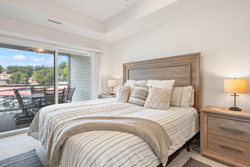 Emerald Escape, Luxury Waterfront Condo with pool, Lake Ozark