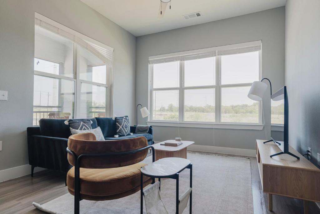 Blueground Lost Plains gym pool wd ac ATX-272, Austin