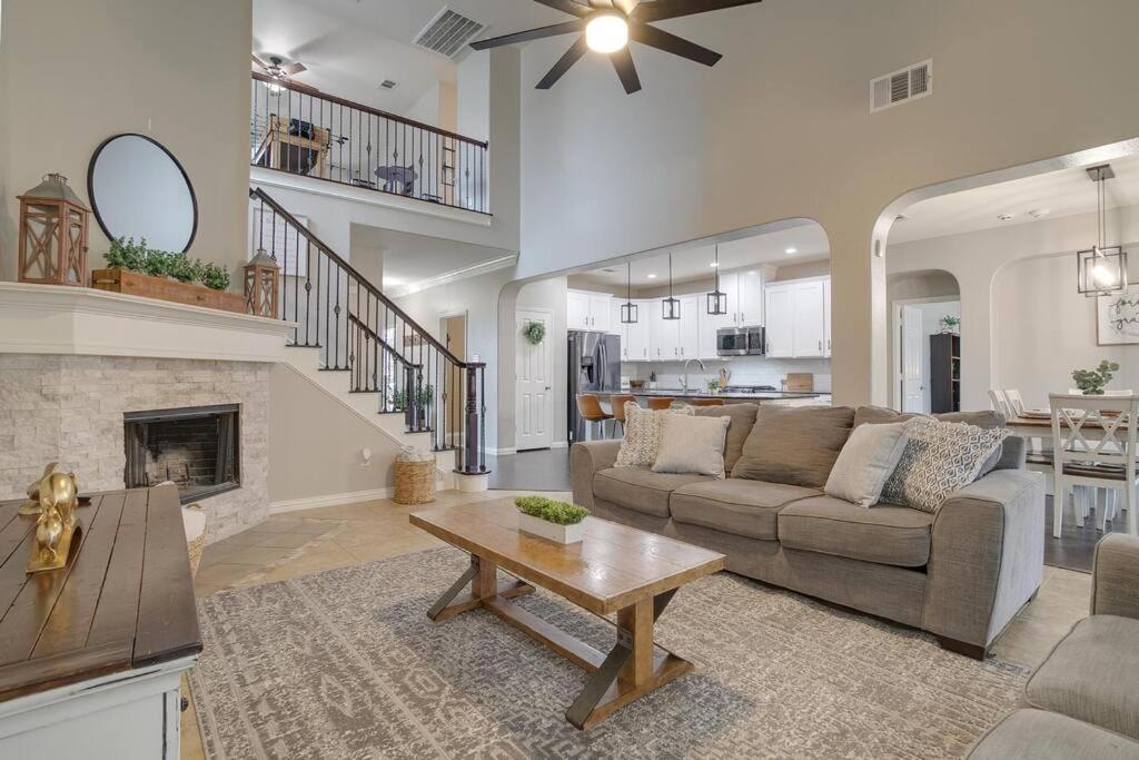 2 Story Open Spaces Home Near Stadiums Six Flags, Grand Prairie