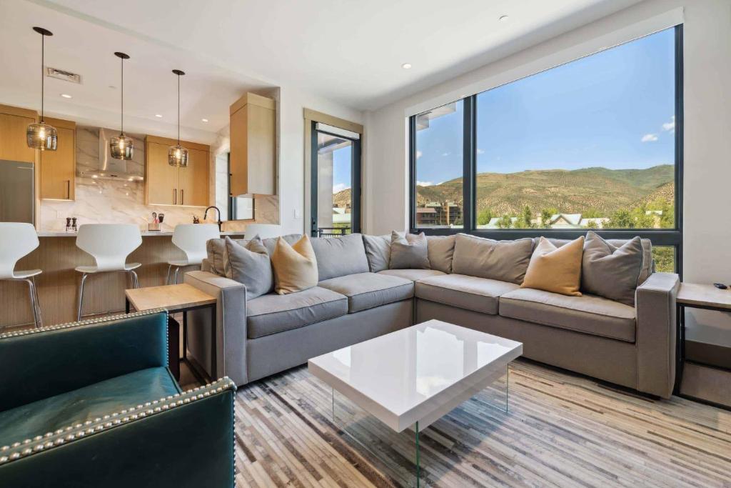 One Riverfront Condo 305 by East West Hospitality, Avon