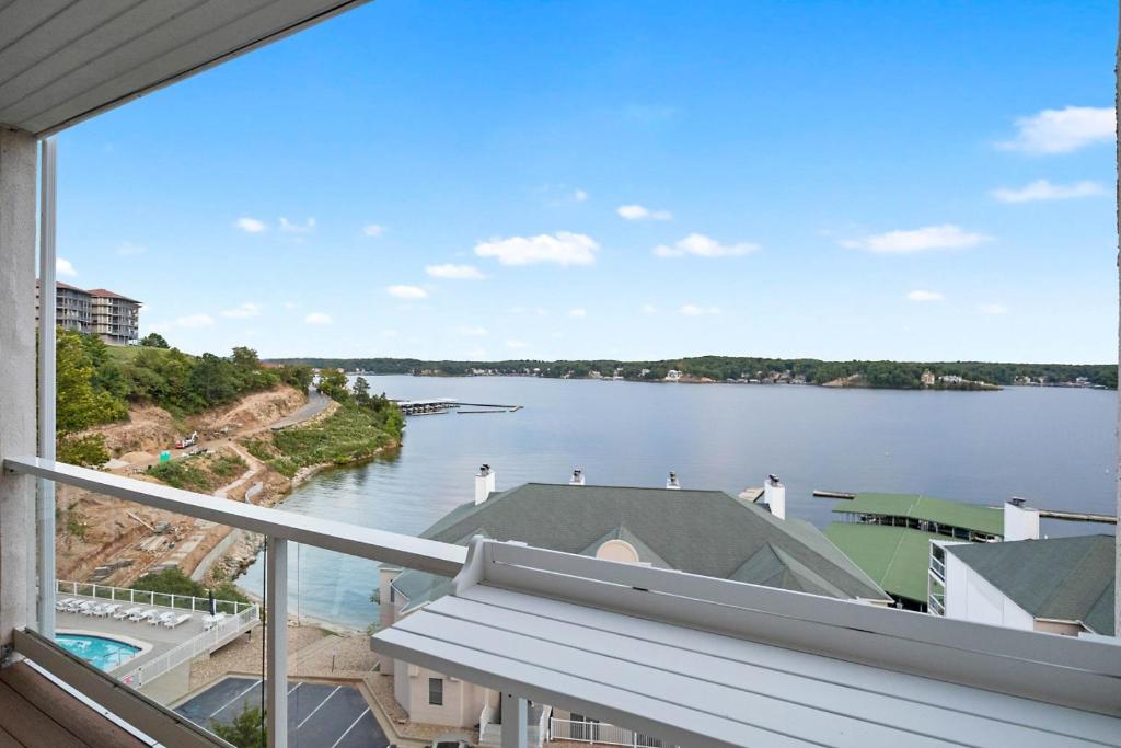 Emerald Bay Overlook Breathtaking Views, Pools, Lake Ozark