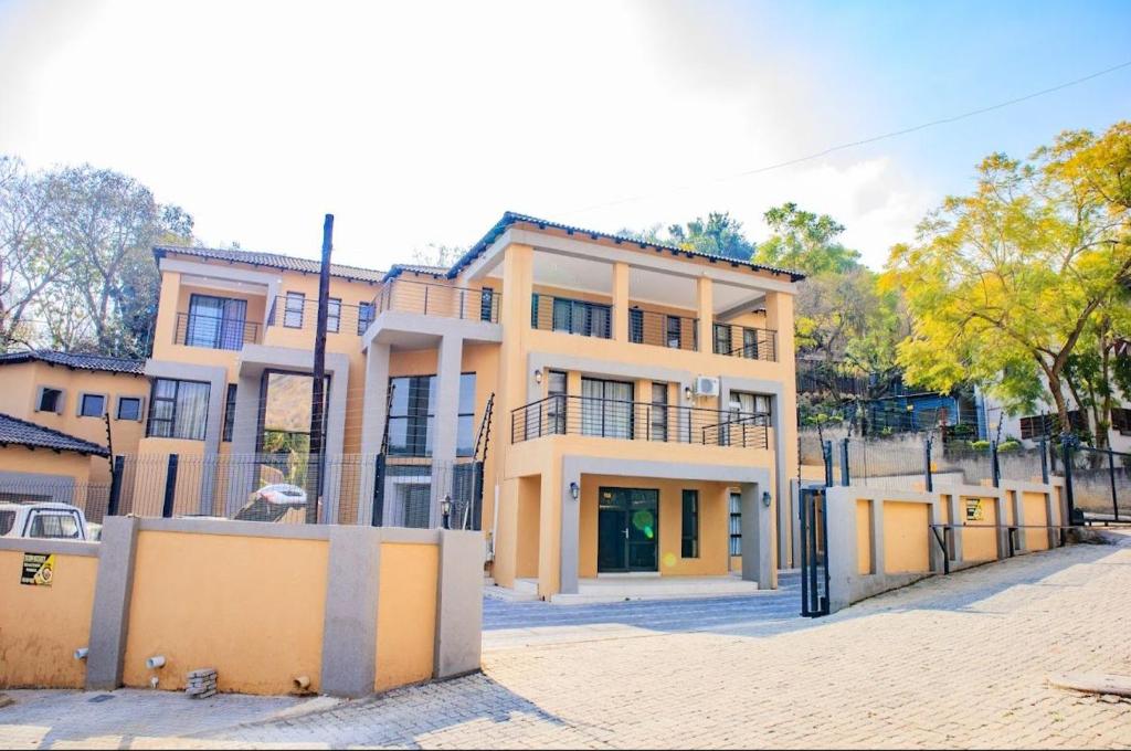 TINDLOVU GUESTHOUSE, Nelspruit